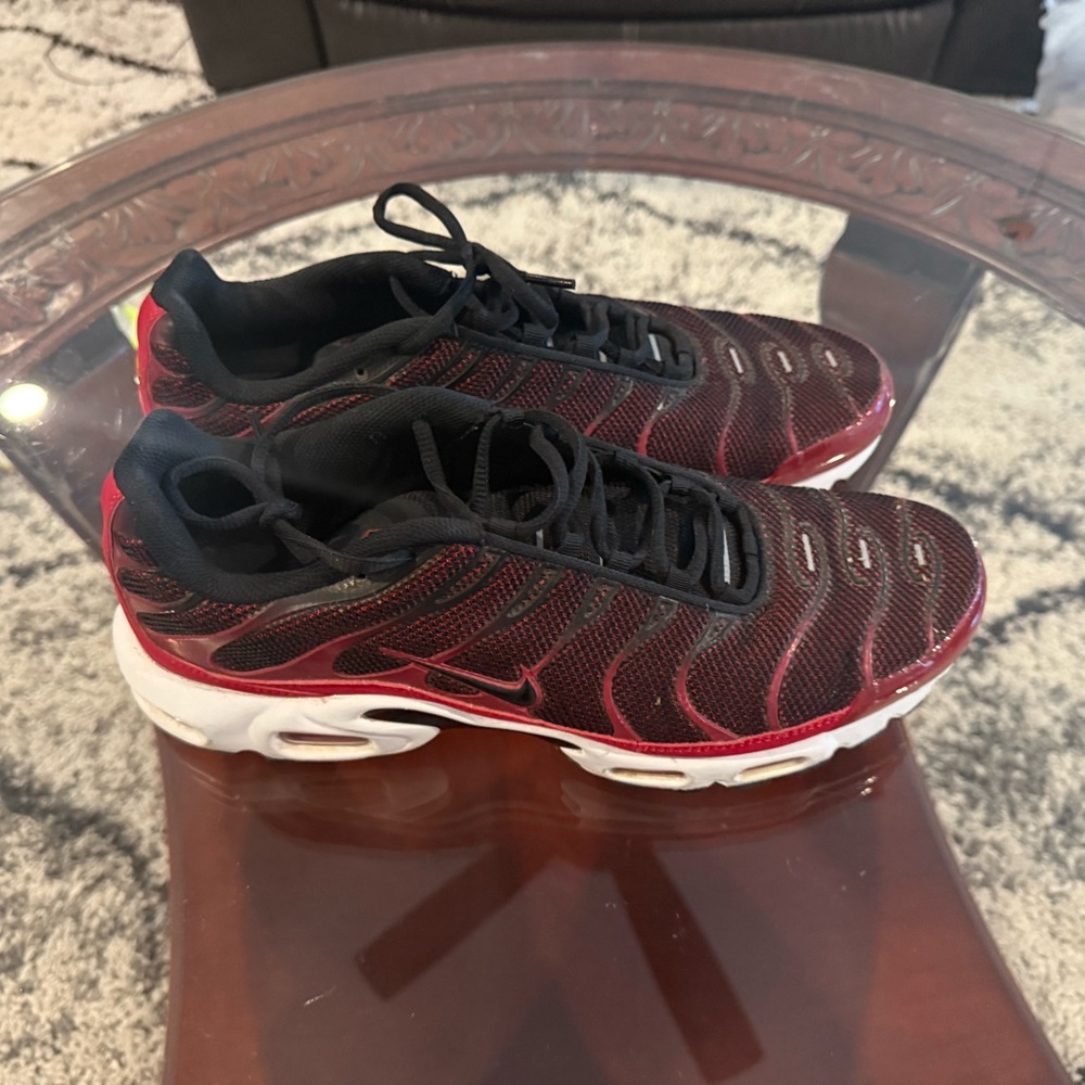 Nike Men's Black and Burgundy Sneakers